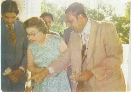 Queen Elizabeth mesmerized by Sri Lankan Gems. Flanked by Mr. D. A. S. Wijeratne